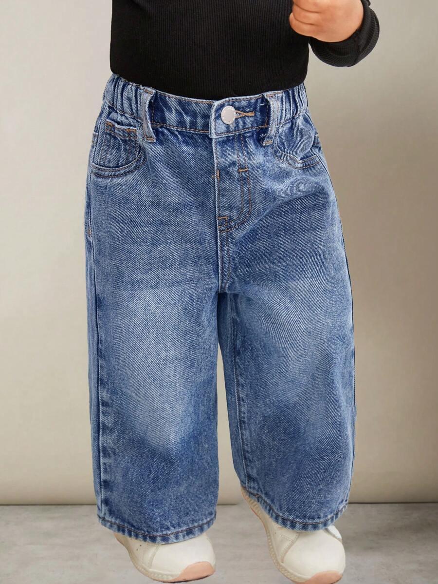 niebieskie spodenki jeans