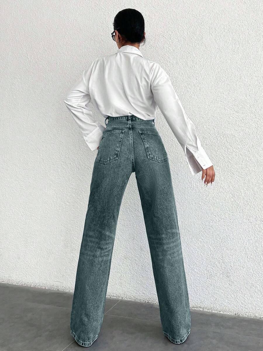 niebieskie spodnie jeans