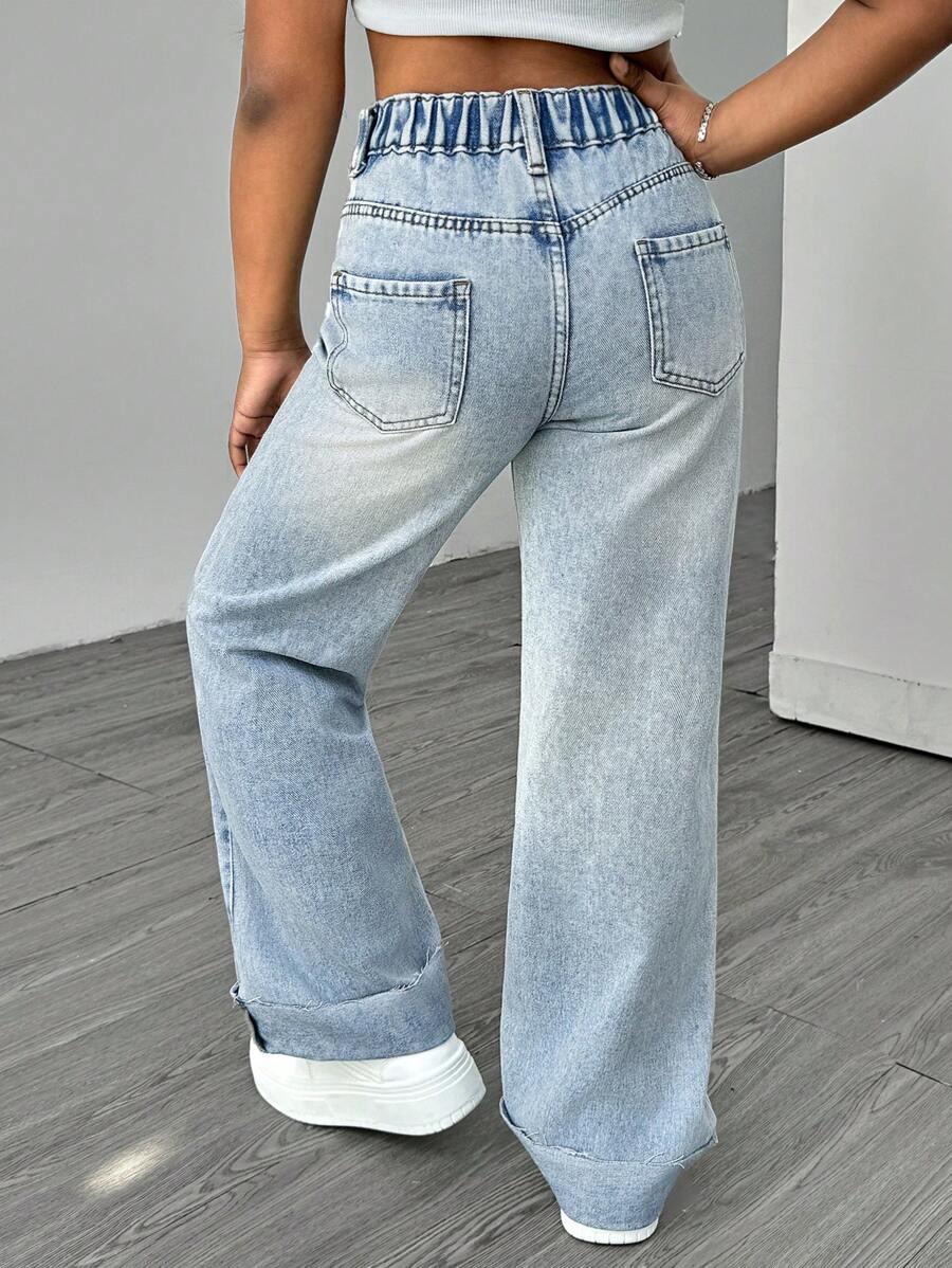 niebieskie spodnie jeans