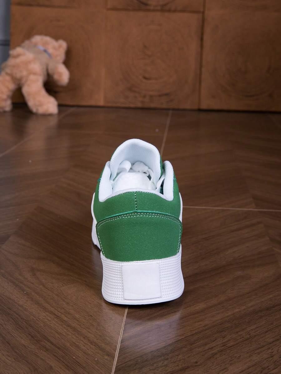 ZIELONE TRAMPKI WIĄZNIE