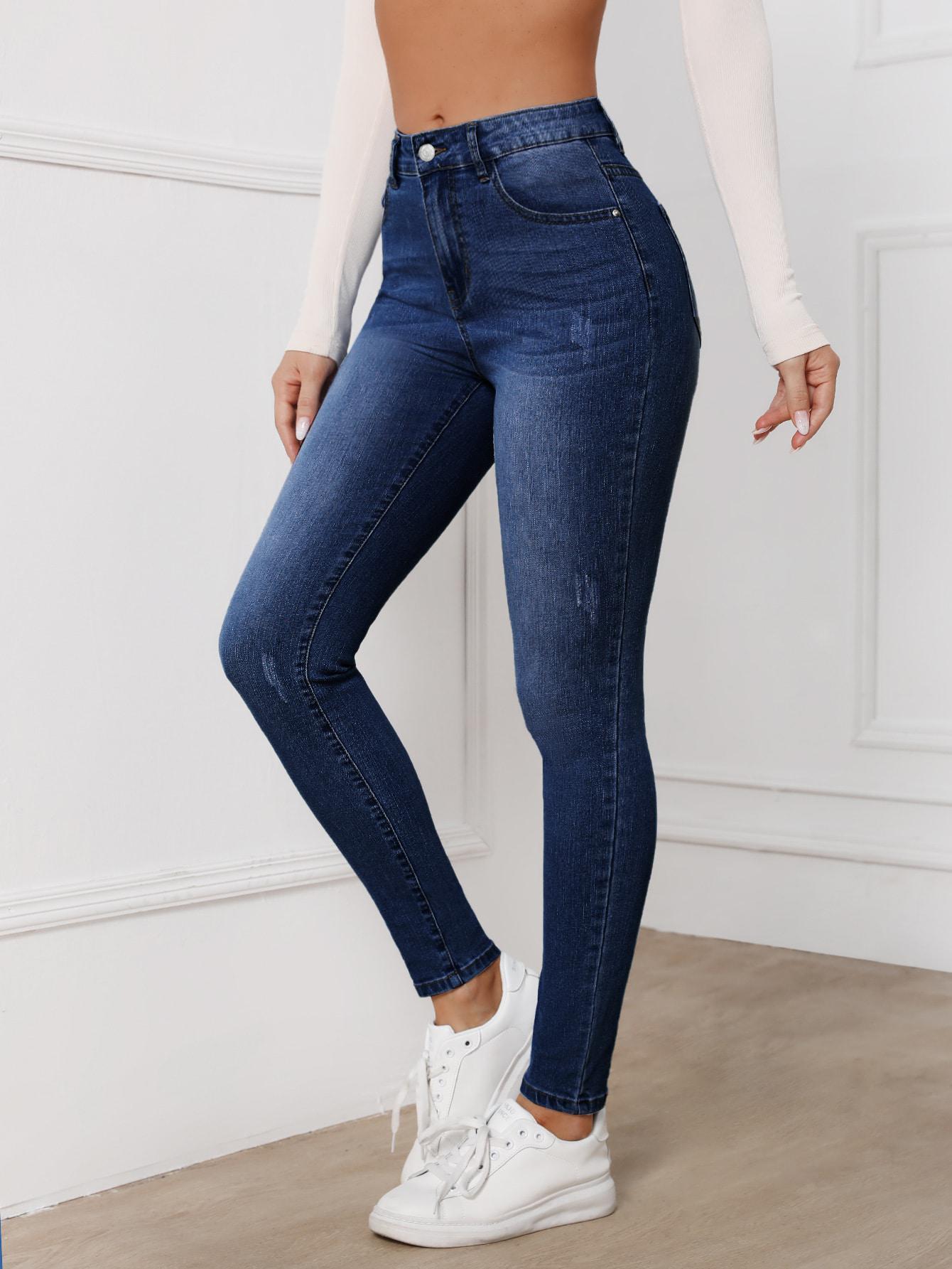 niebieskie spodnie jeans