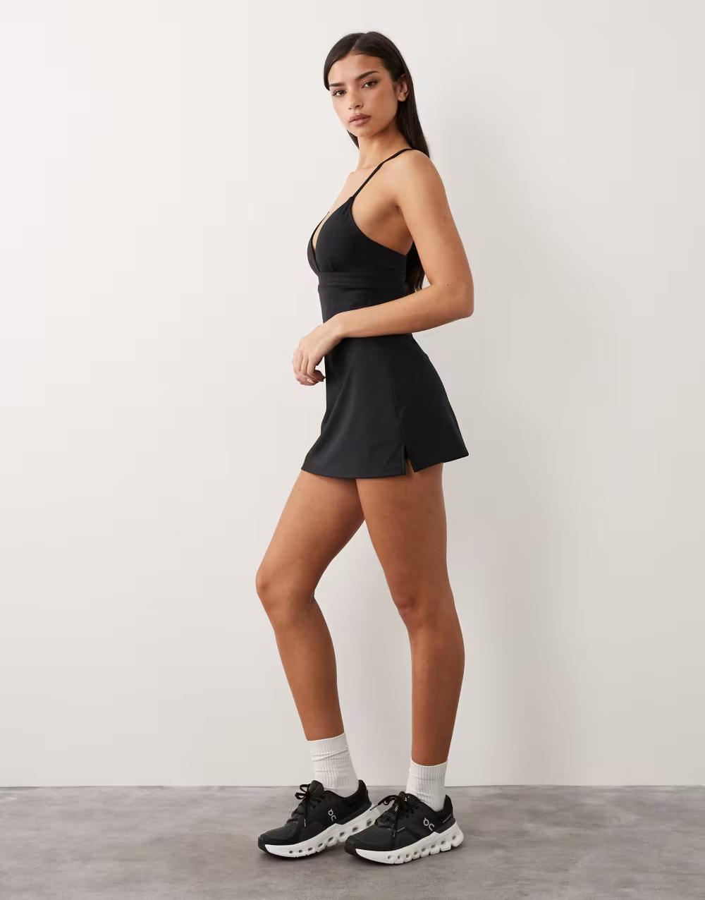 czarna mini sukienka na ramiączkach