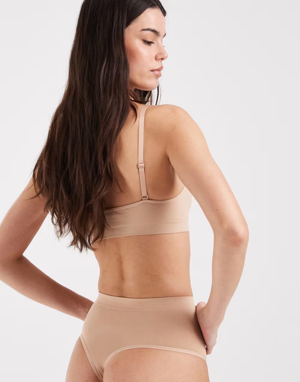beżowe modelujące stringi