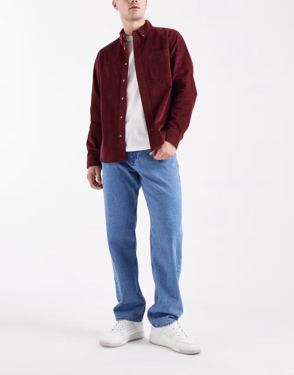 niebieskie spodnie jeans