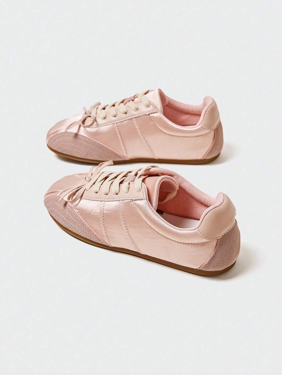 różowe sznurowane buty sportowe