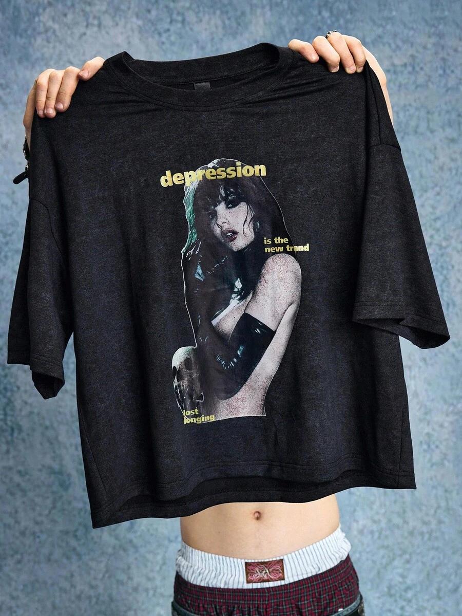 LUŹNY T-SHIRT Z NADRUKIEM