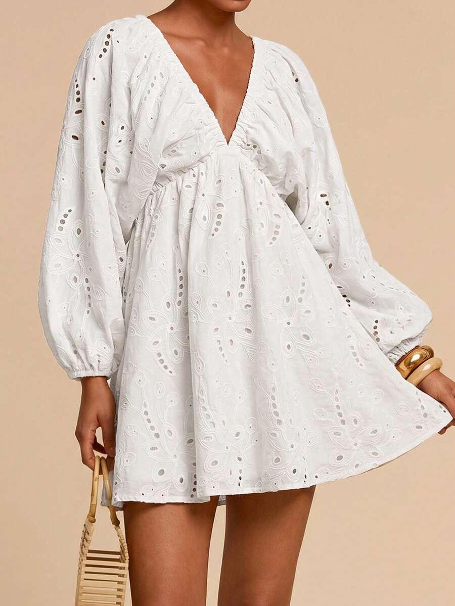 biała mini sukienka z długim rękawem v-neck