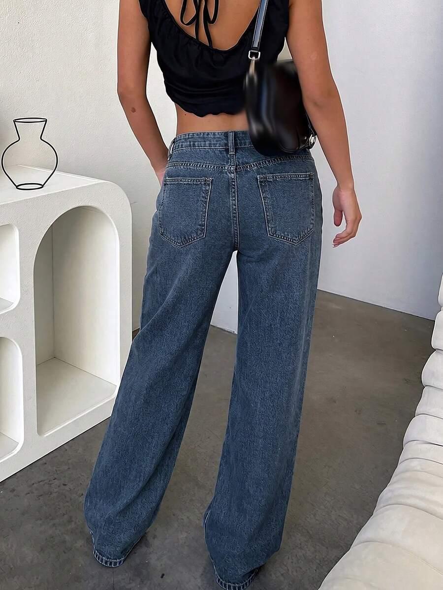 niebieskie spodnie jeans