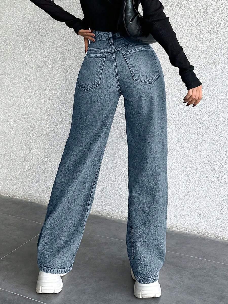 niebieskie spodnie jeans