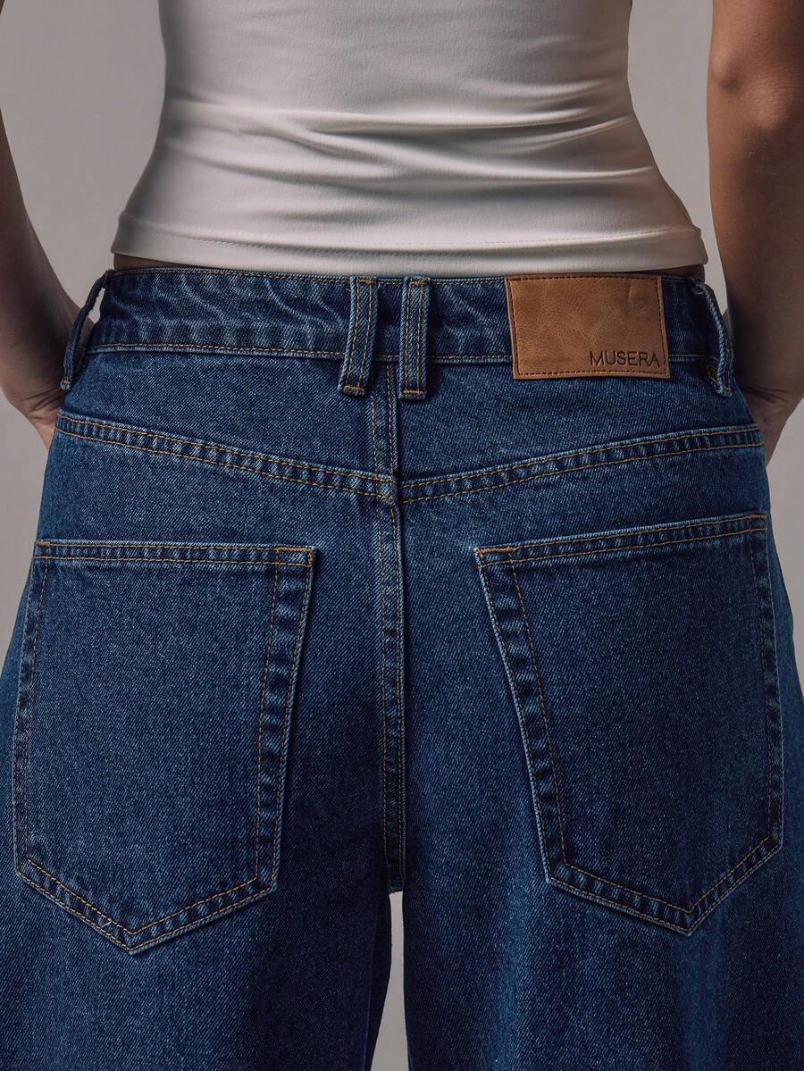 niebieskie spodnie jeans