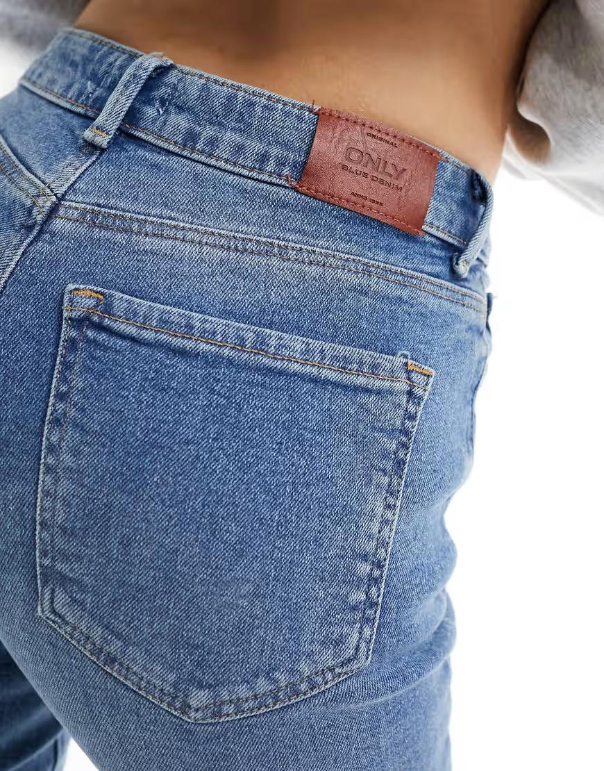 niebieskie spodnie jeans kieszenie