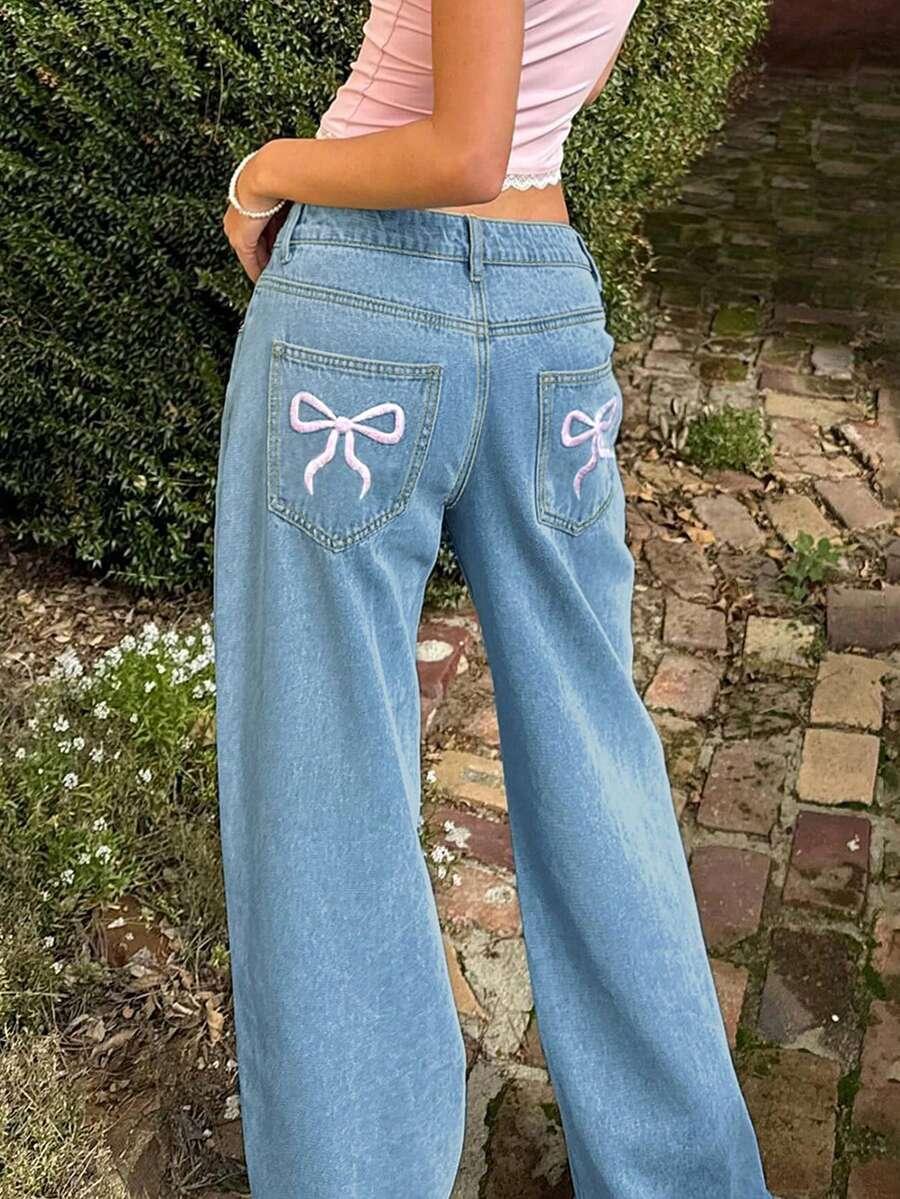 niebieskie spodenki jeans