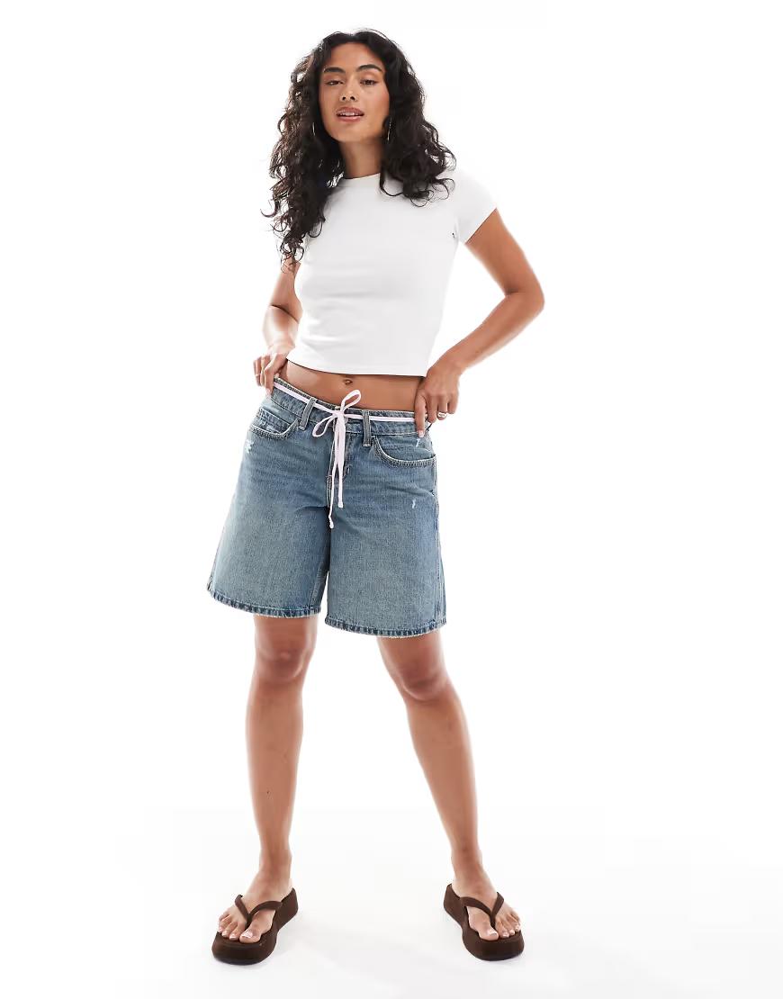 niebieskie spodenki jeans