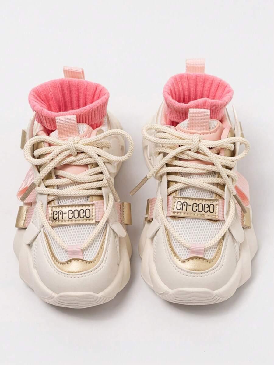 sznurowane buty sportowe
