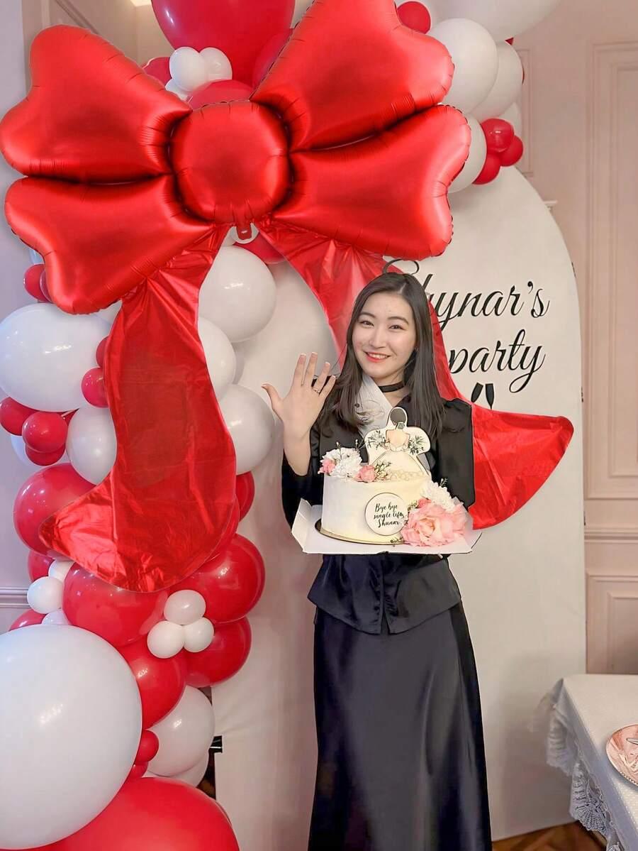 czerwony balon kokarda
