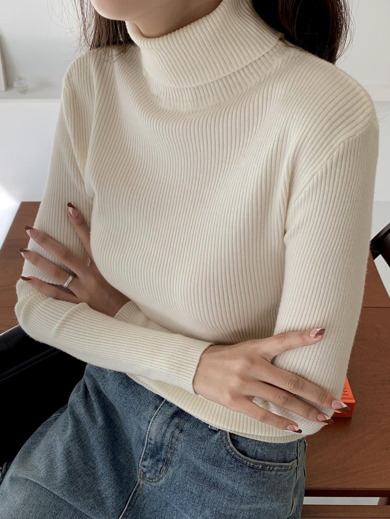beżowy sweter z golfem prążki