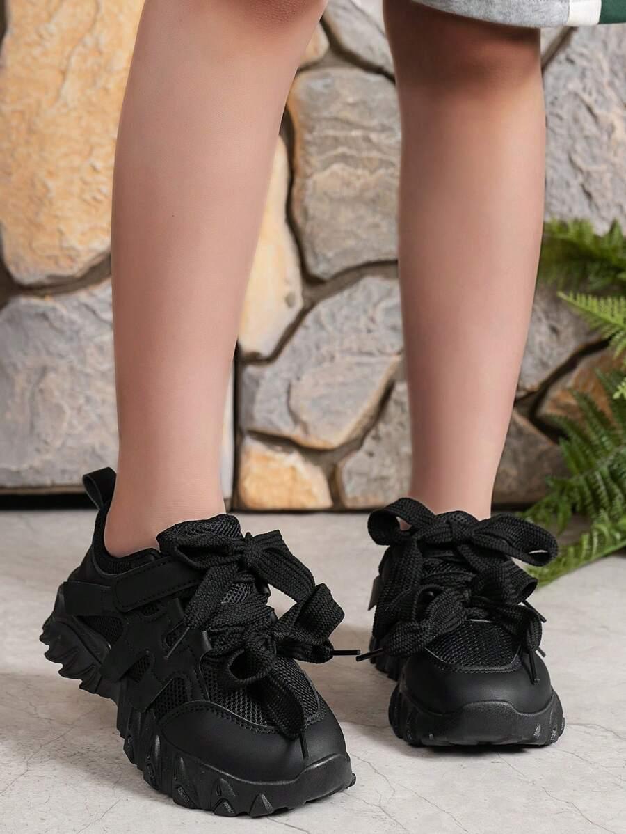czarne sznurowane buty sportowe