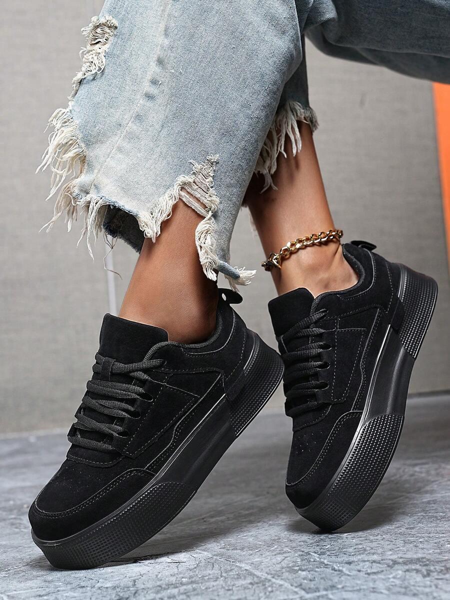 czarne buty sportowe