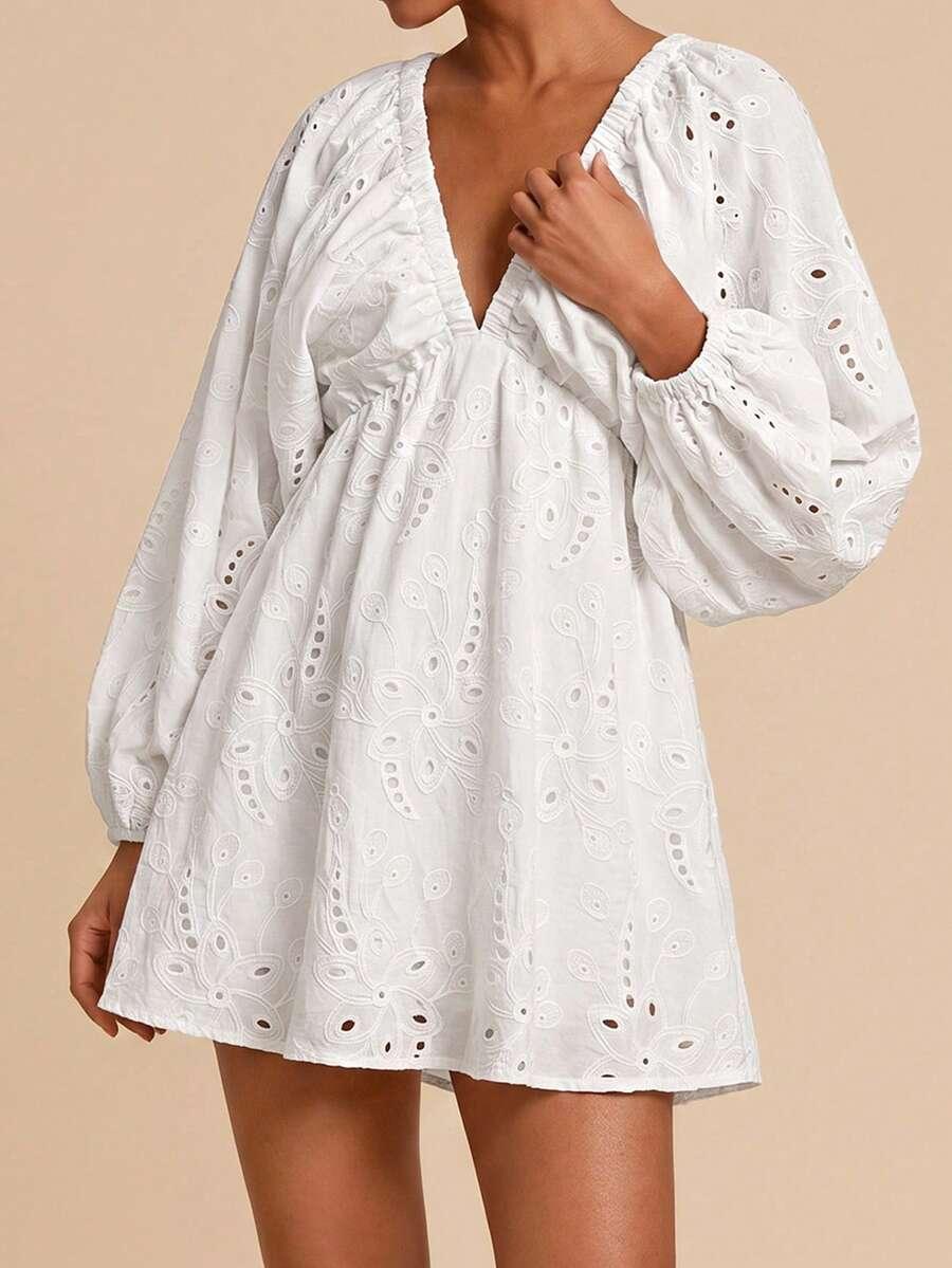 biała mini sukienka z długim rękawem v-neck