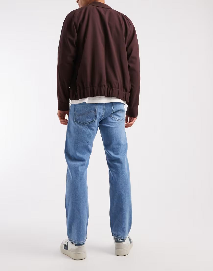 niebieskie spodnie jeans kieszenie