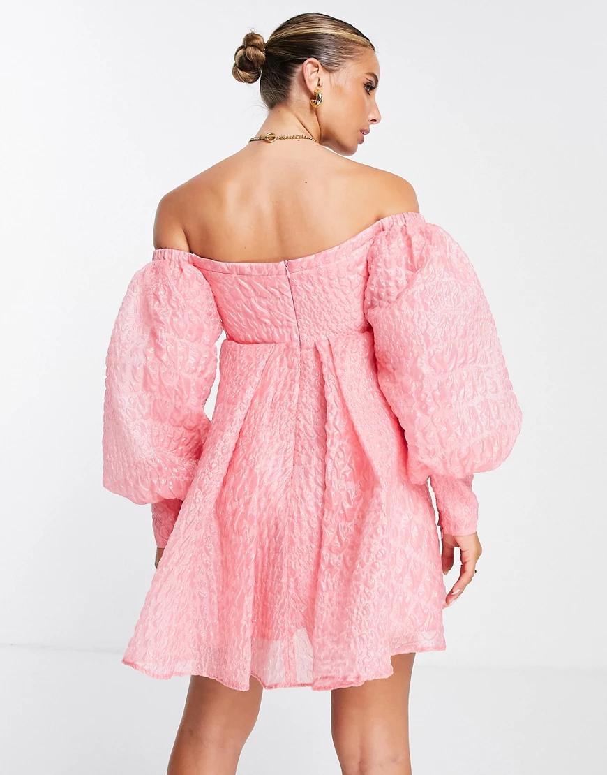 rozkloszowana różowa mini sukienka organza tekstura