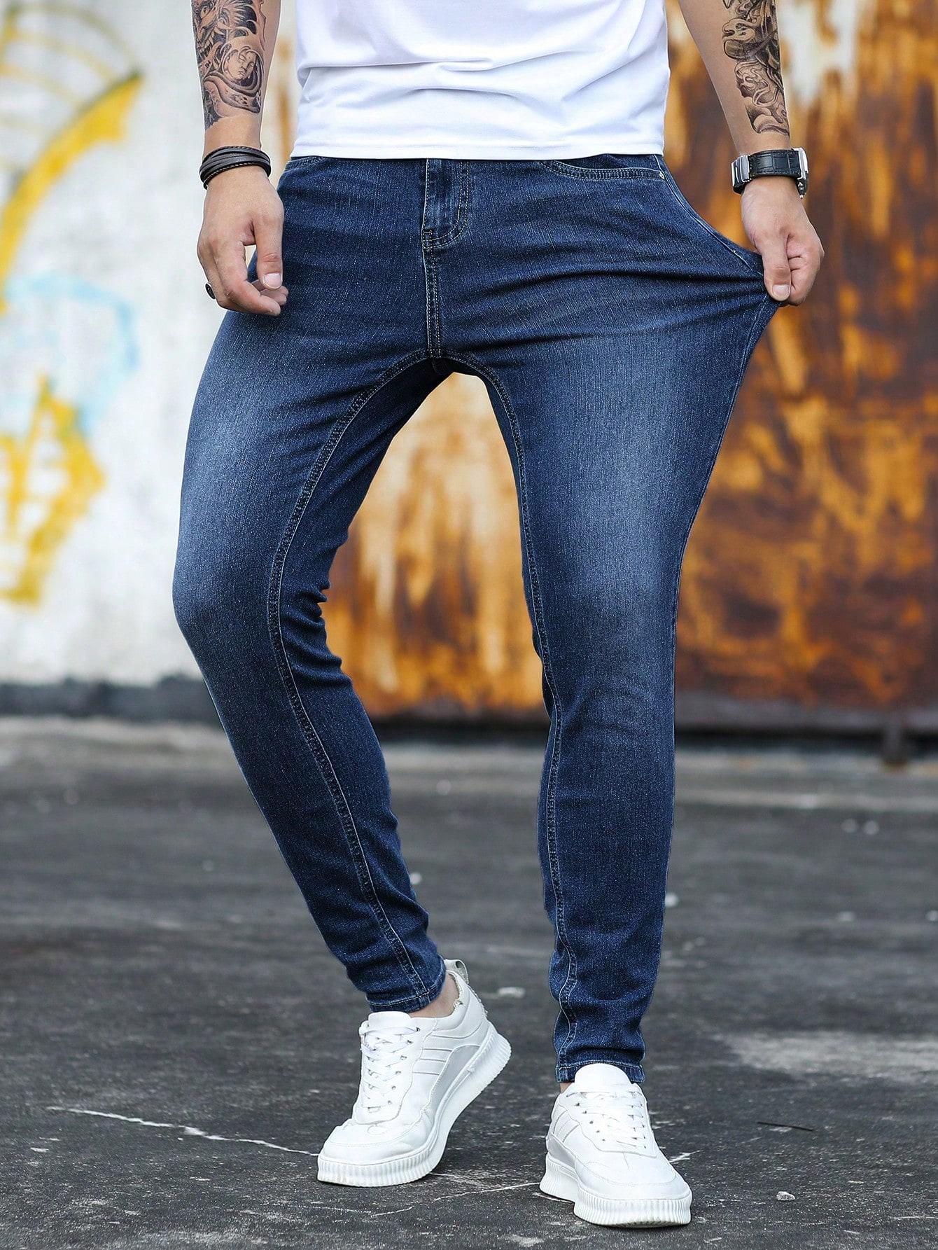 niebieskie spodnie jeans