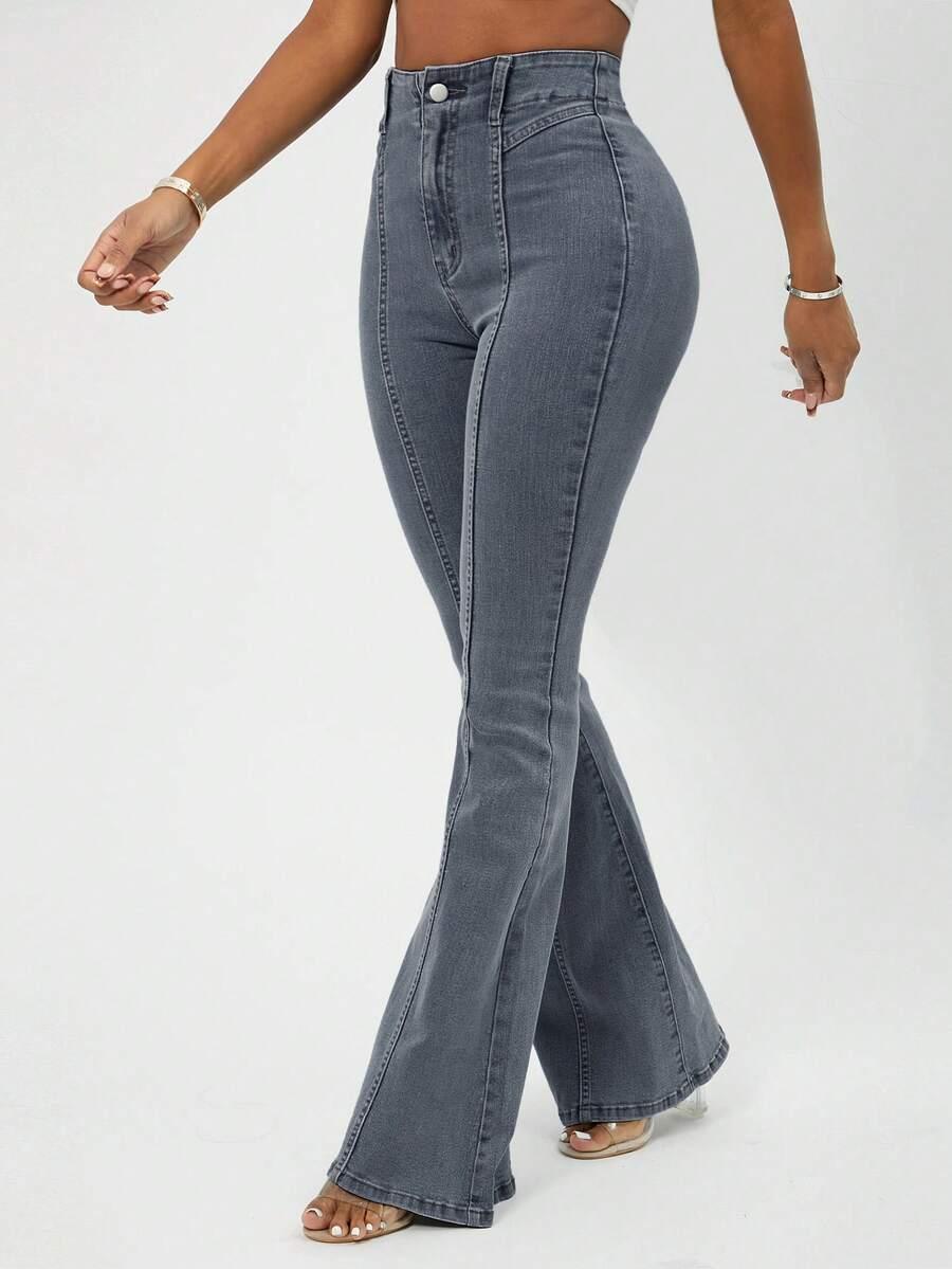 niebieskie spodnie jeans