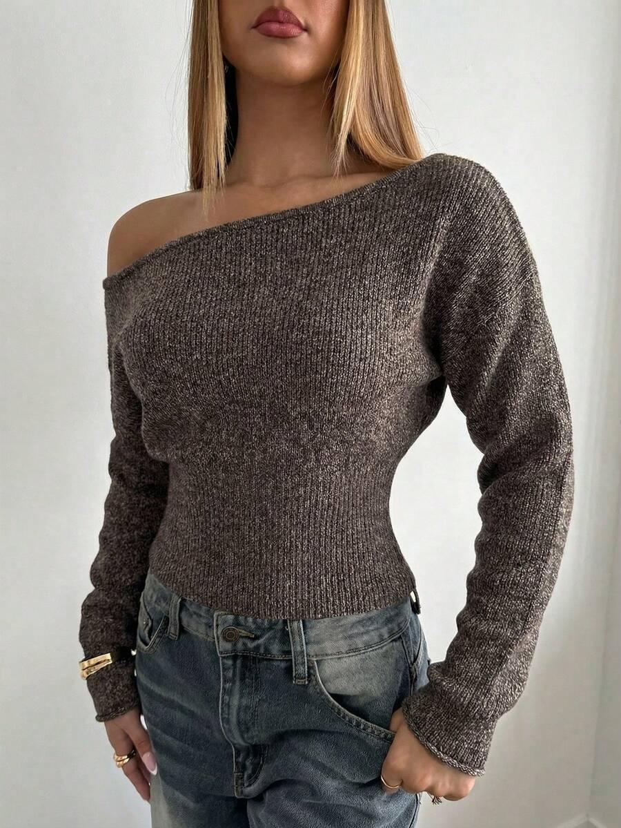 brązowy sweter asymetryczny dekolt 