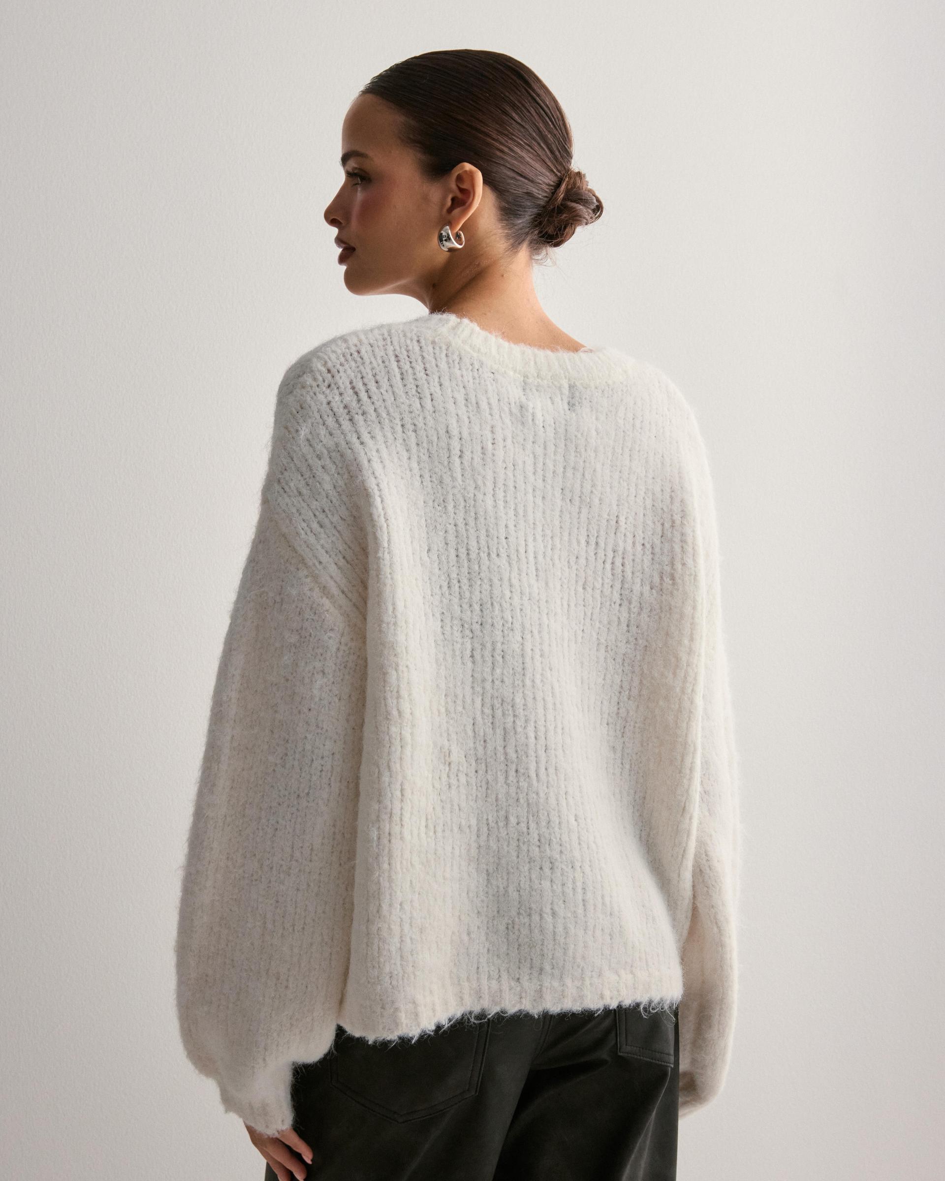 biały sweter oversize