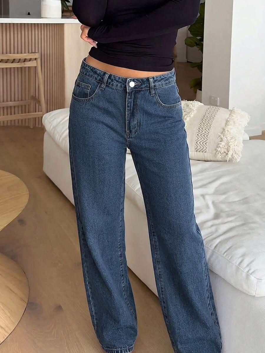 niebieskie spodnie jeans
