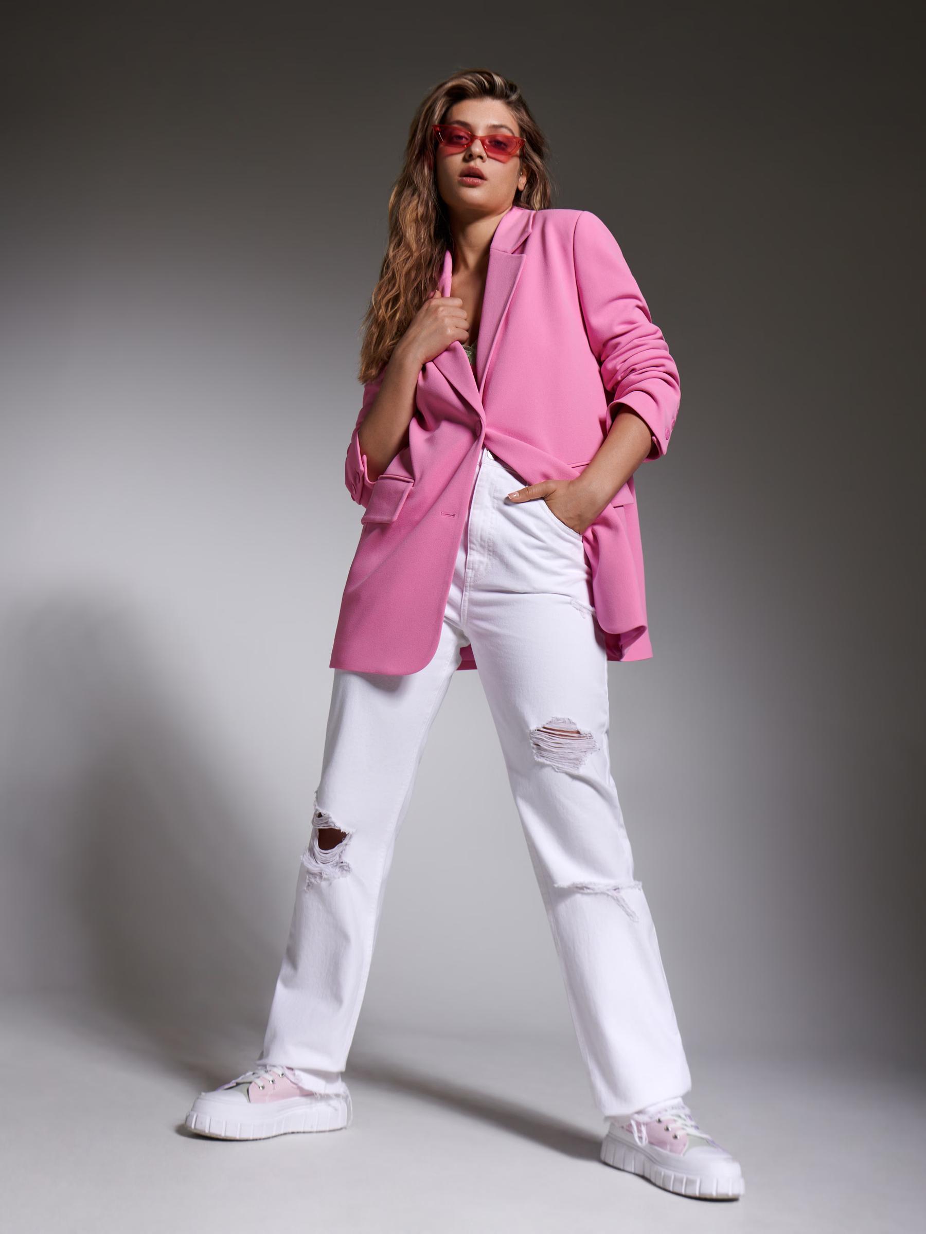 białe spodnie jeans przetarcia 