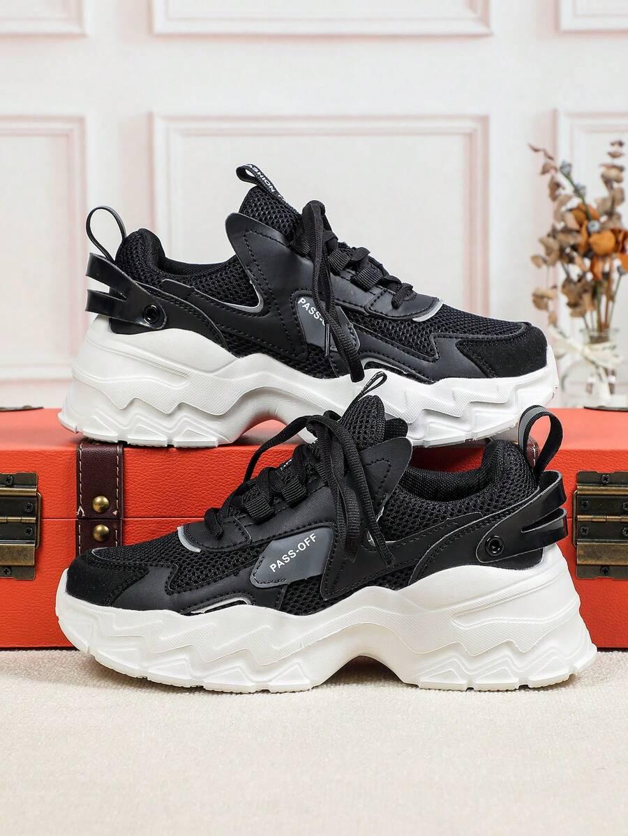czarne sznurowane buty sportowe