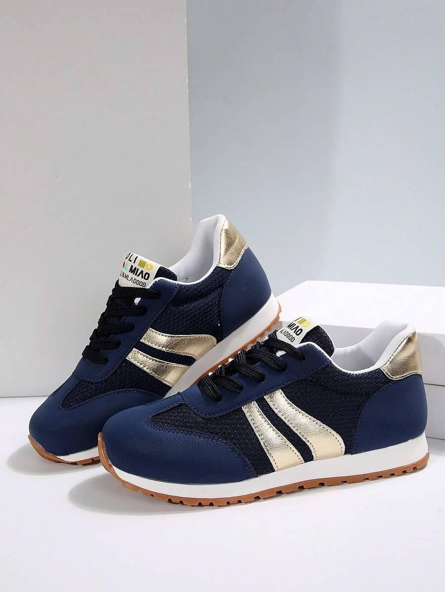 granatowe buty sportowe
