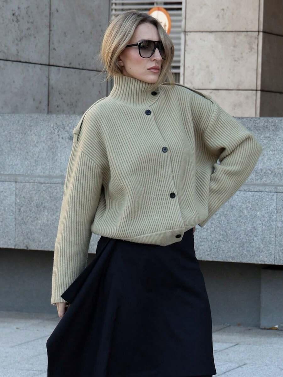 beżowy sweter guziki