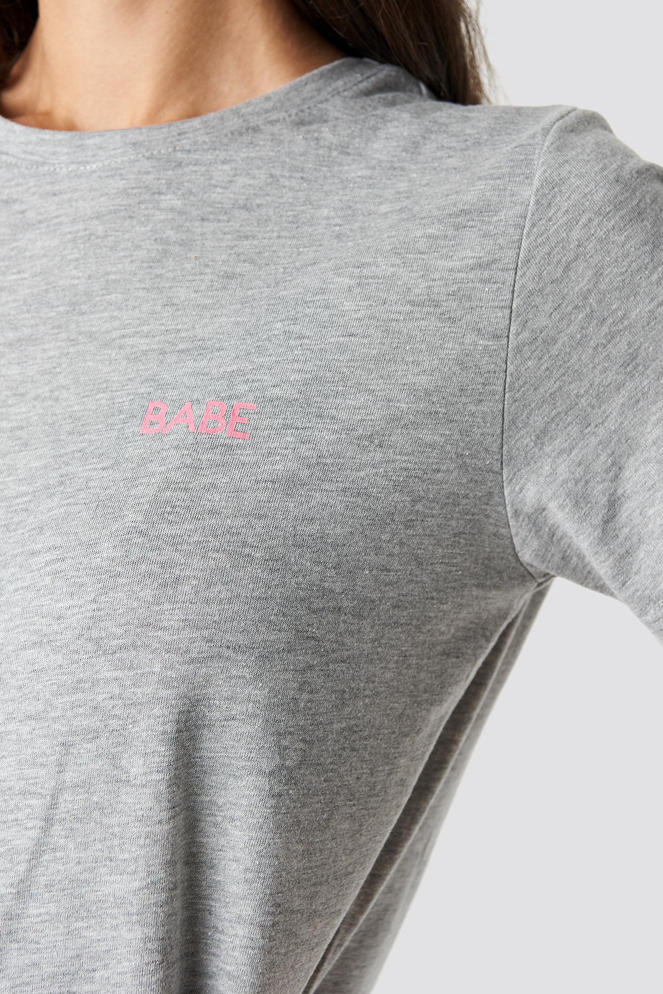szary t-shirt okrągły dekolt nadruk 