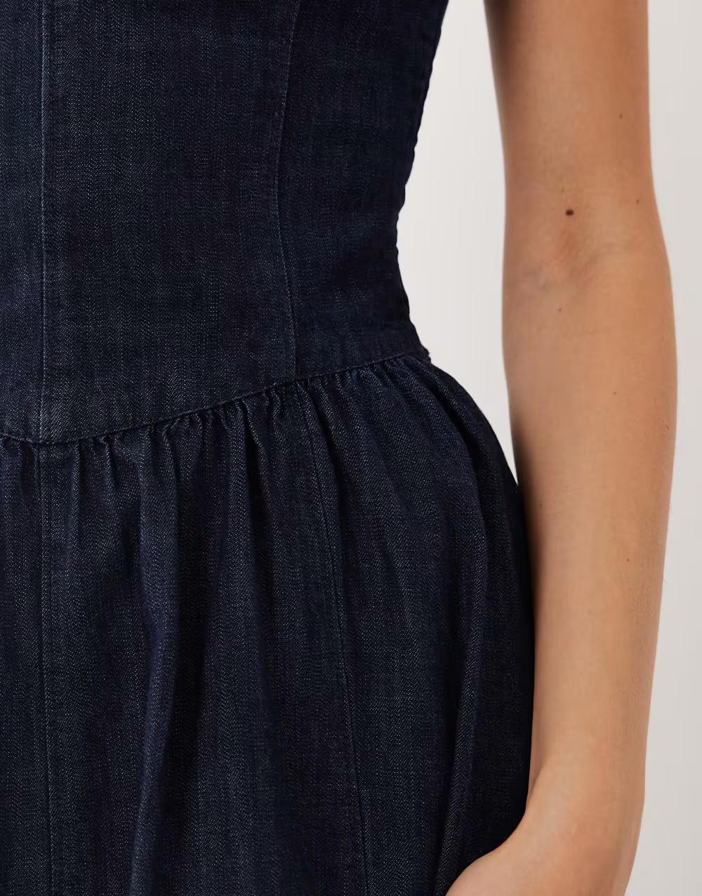 NIEBIESKA MIDI SUKIENKA JEANS ODKRYTE RAMIONA