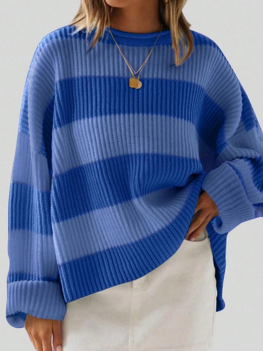 niebieski sweter w paski