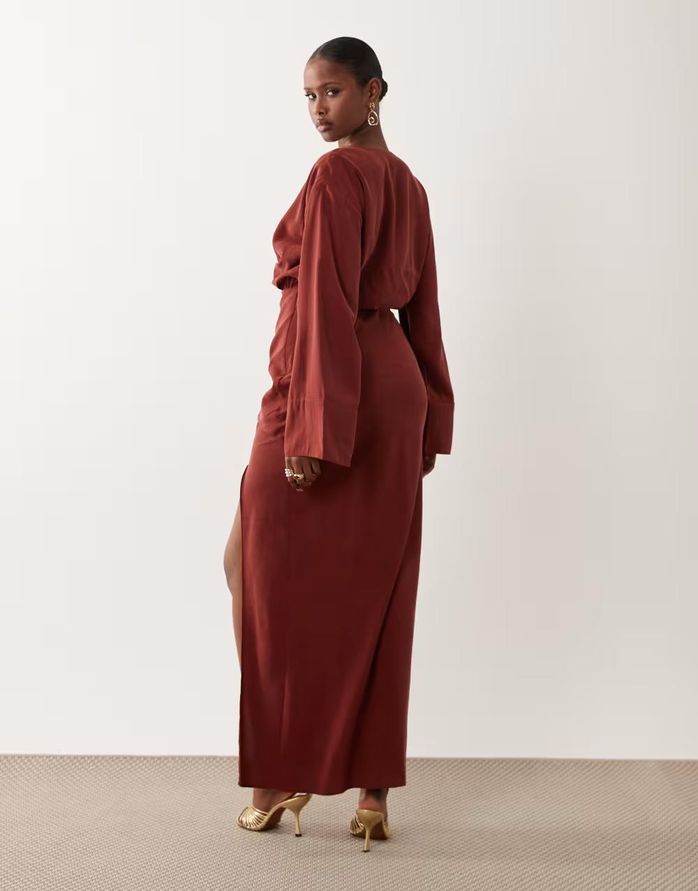 czerwona maxi sukienka długi rękaw v-neck