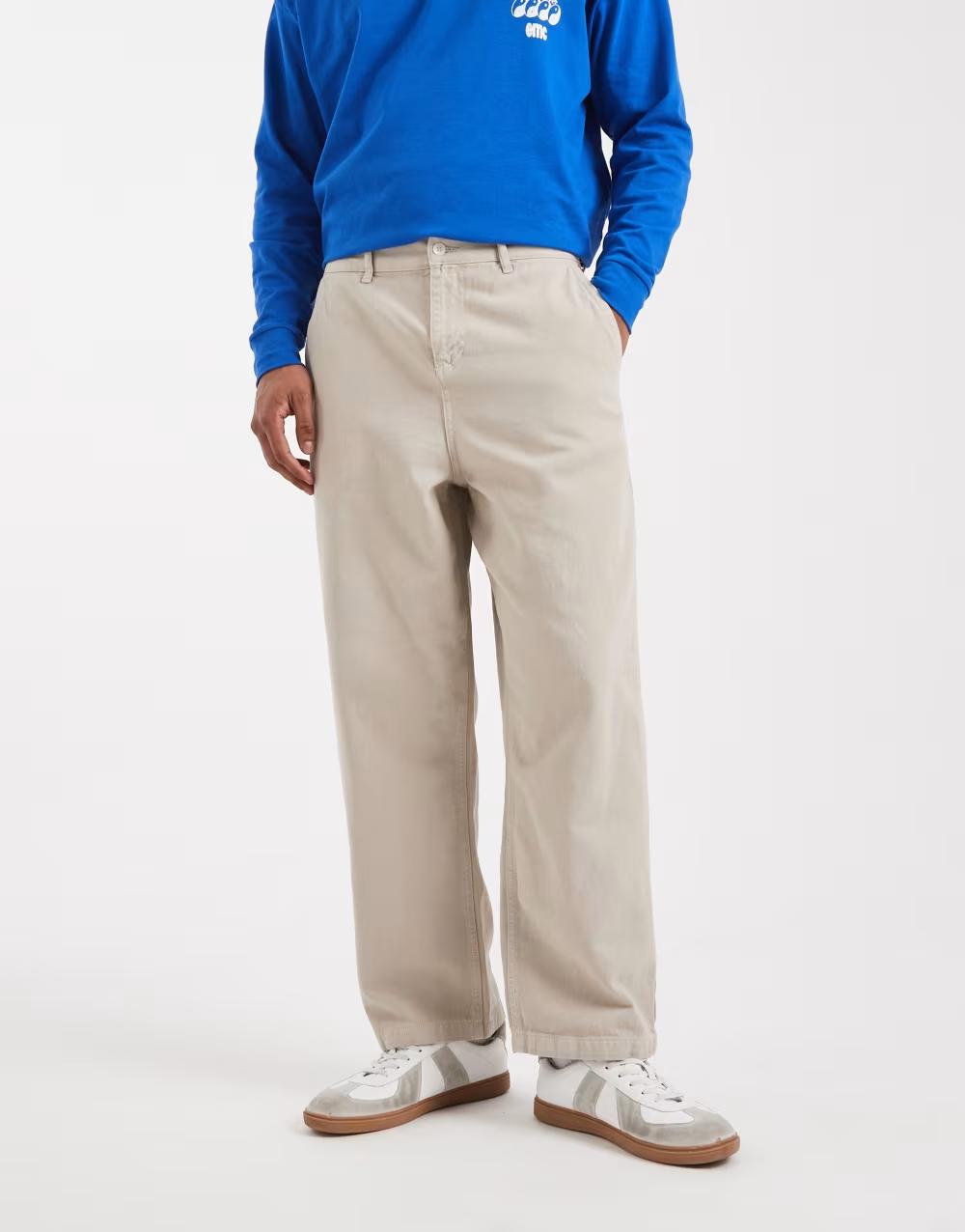 beżowe proste spodnie jeans