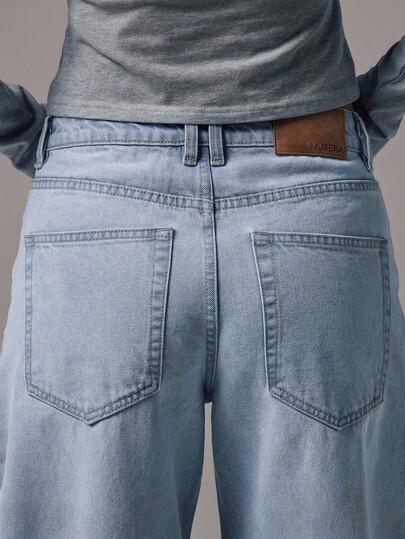 niebieskie spodnie jeans