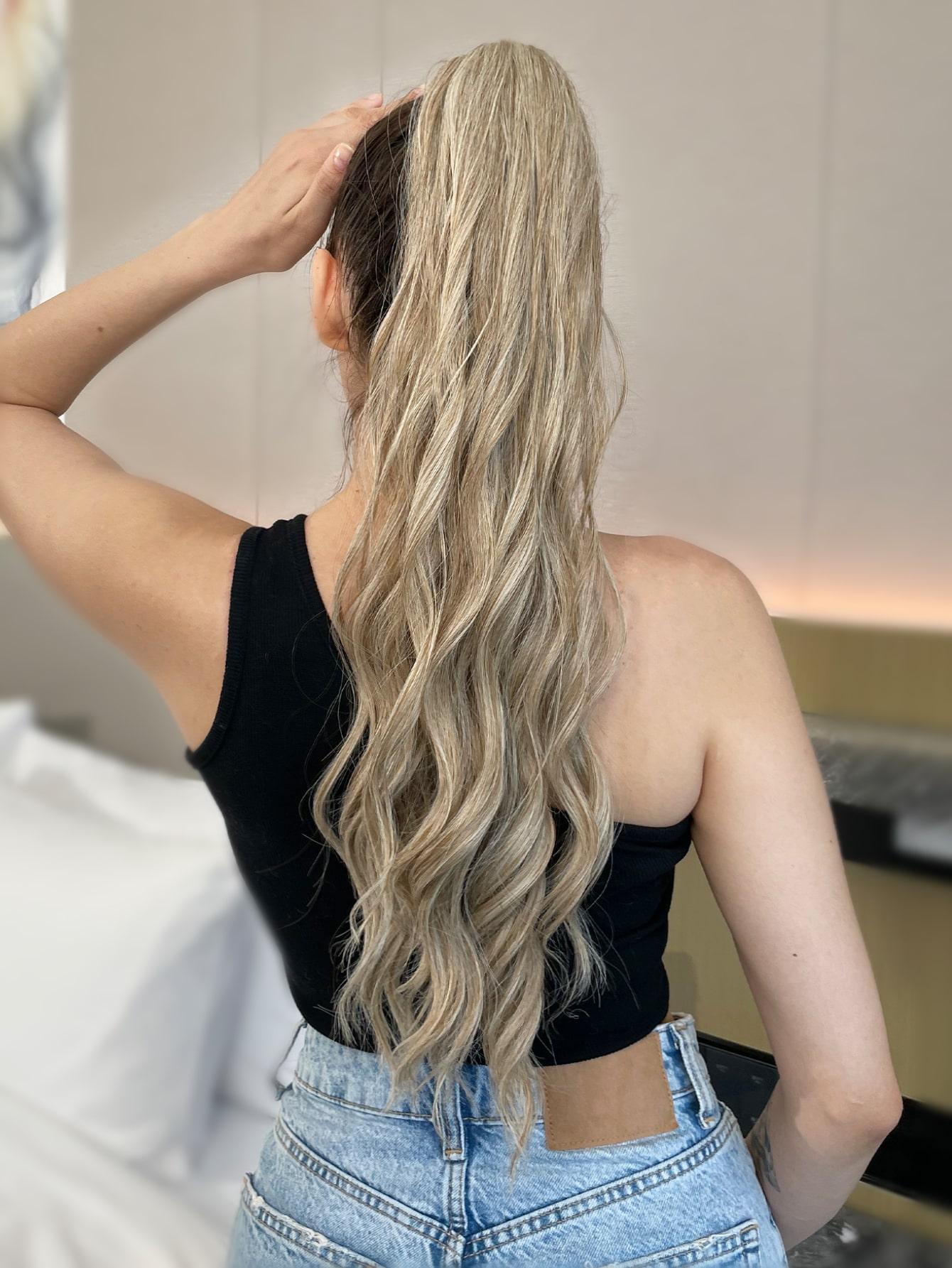 blond kucyk klamra