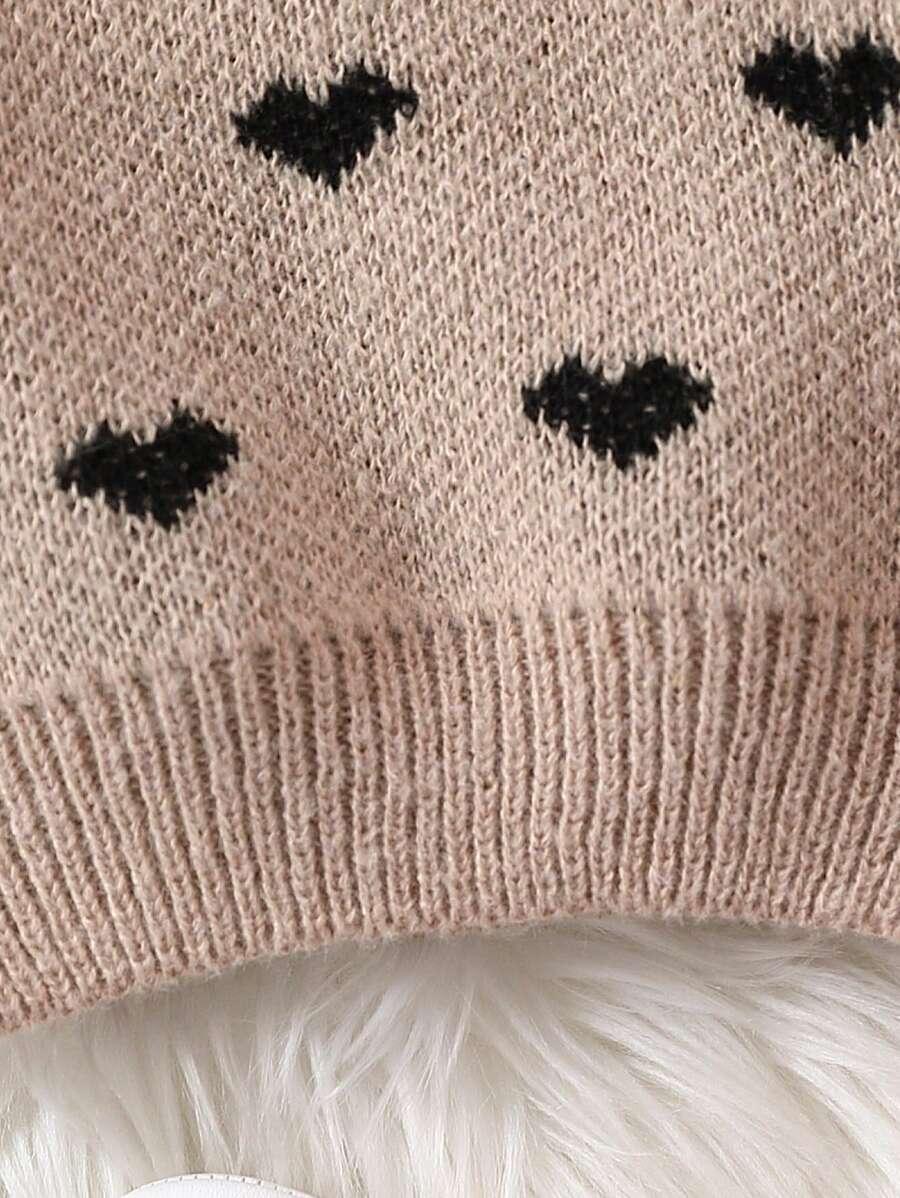 beżowy sweter wzór serca