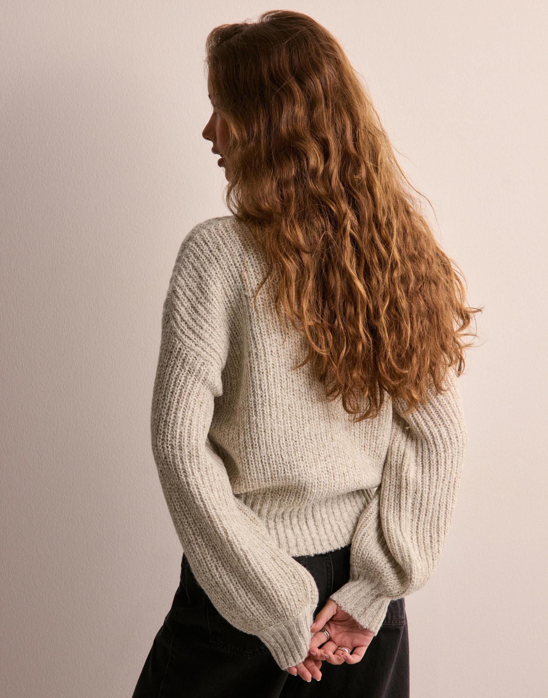 beżowy sweter stójka
