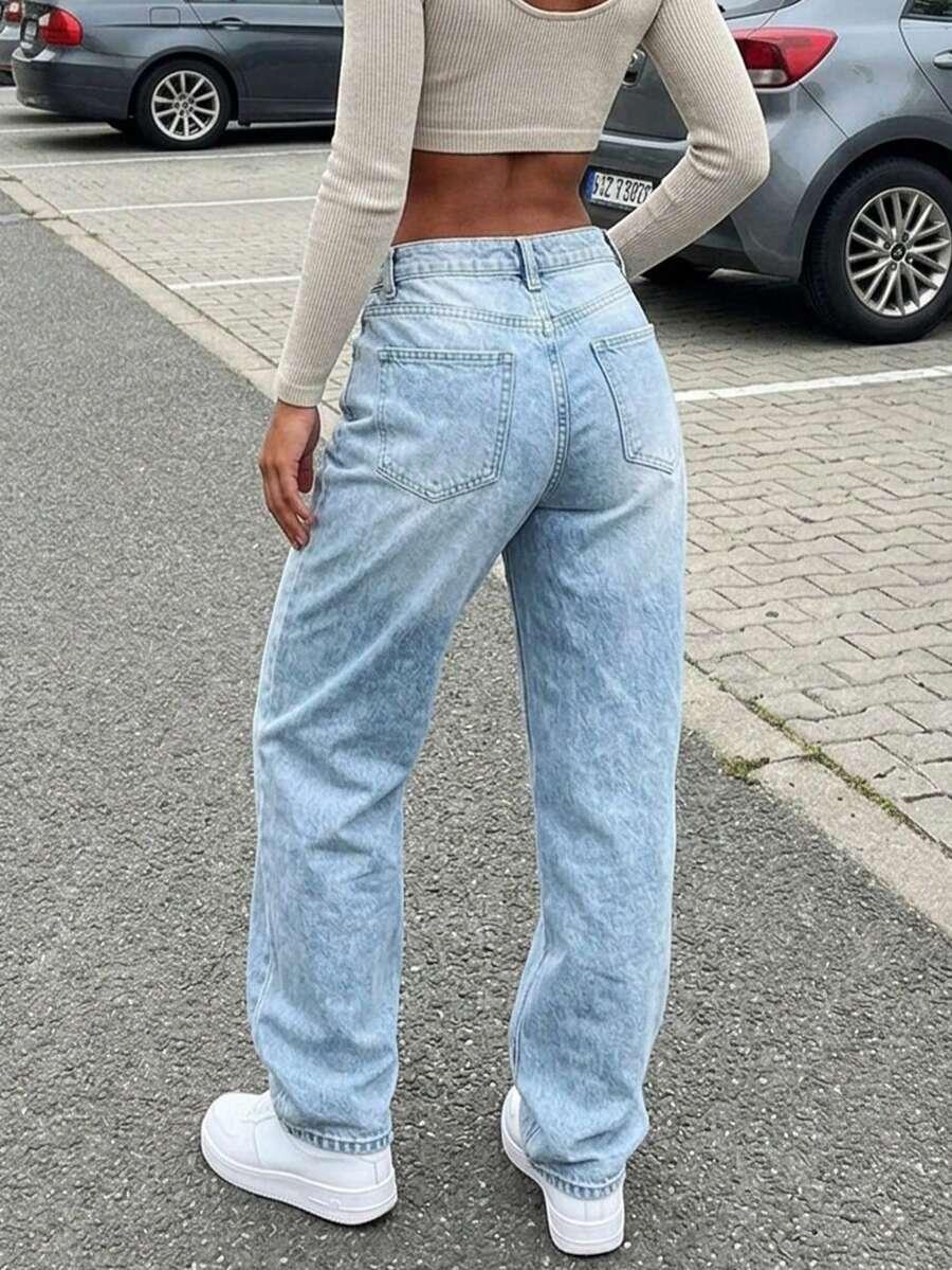 niebieskie spodnie jeans