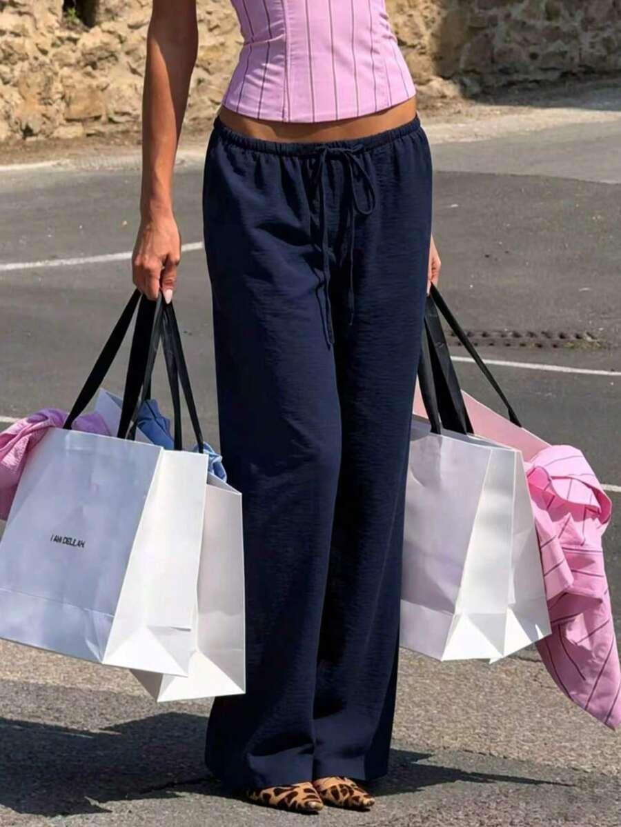 granatowe spodnie casual