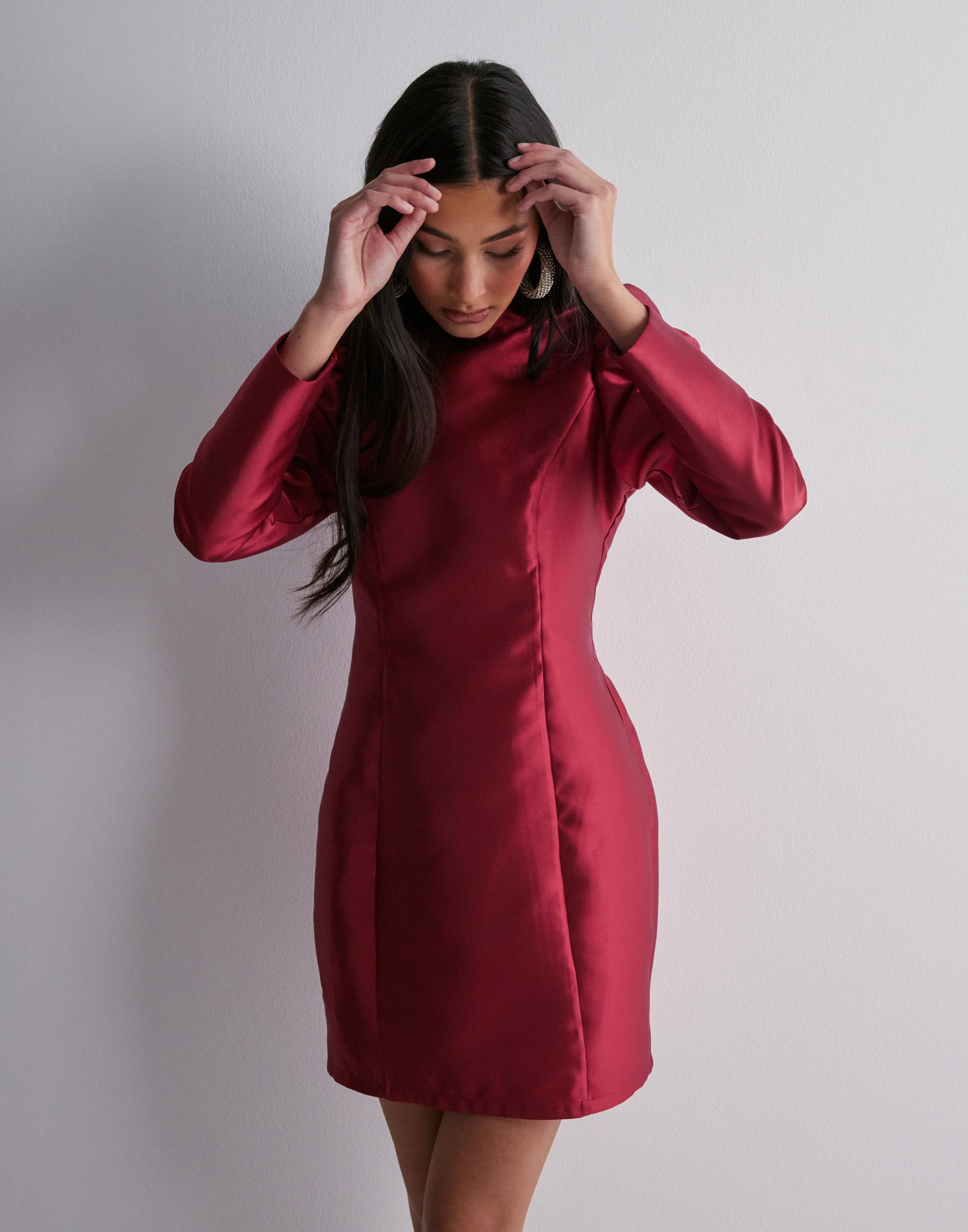 czerwona mini sukienka stójka bufki