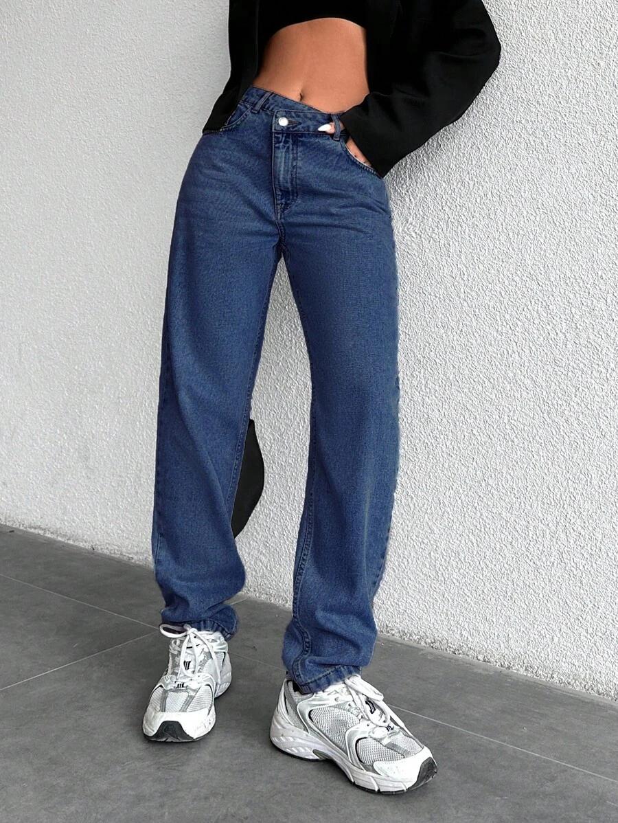 niebieskie proste spodnie jeans z asymetryczną talią