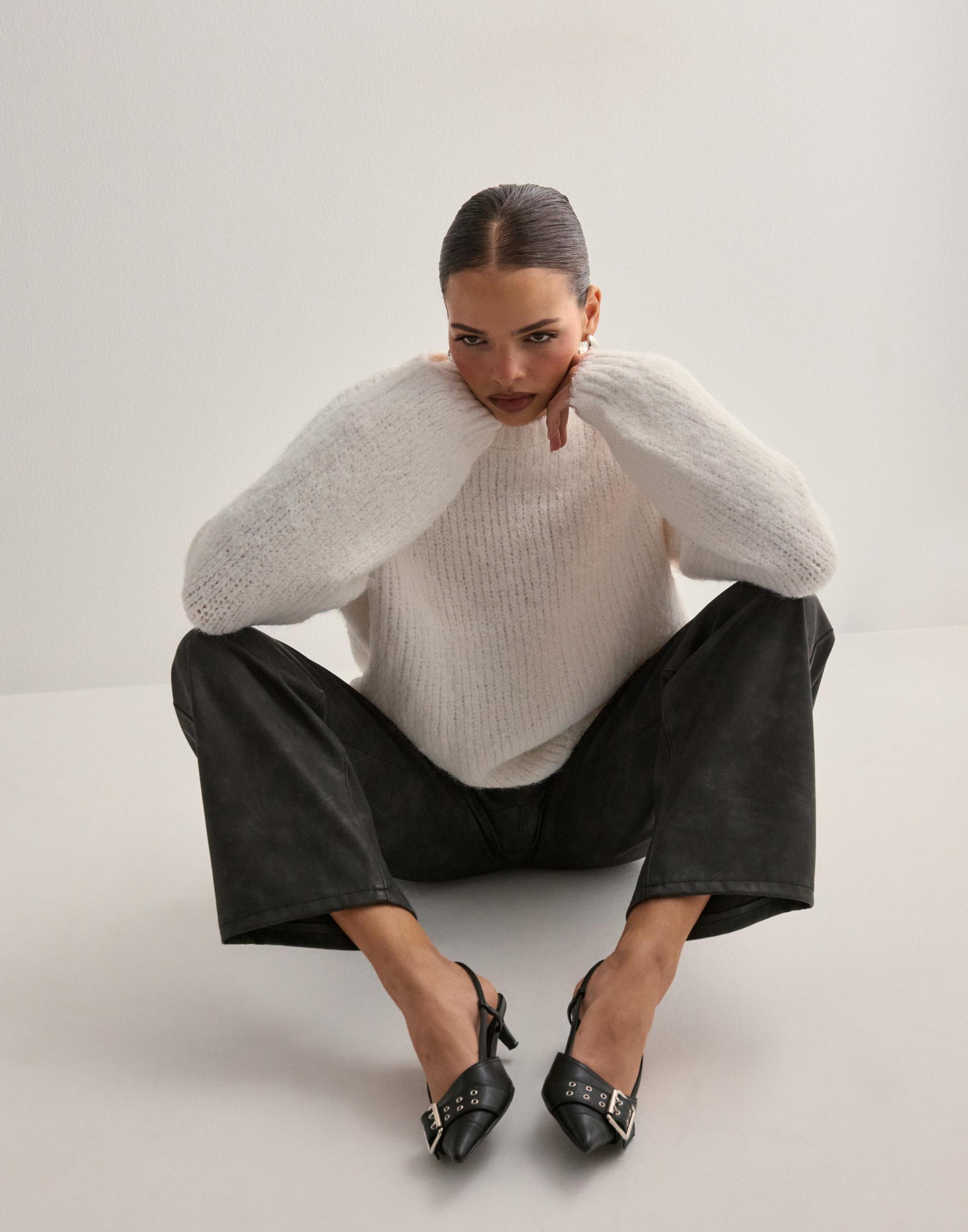 biały sweter oversize