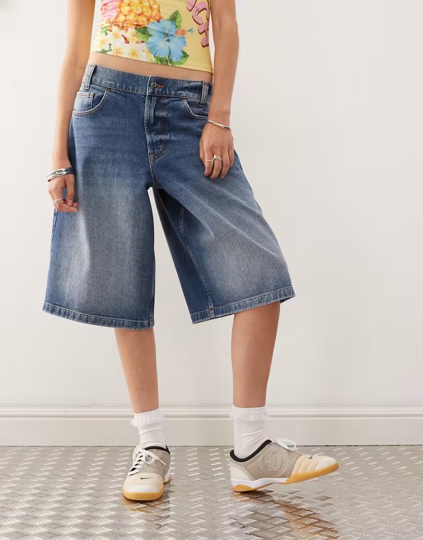 niebieskie spodenki bermudy jeans