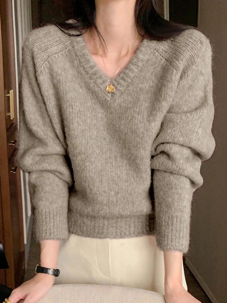 beżowy sweter v-neck